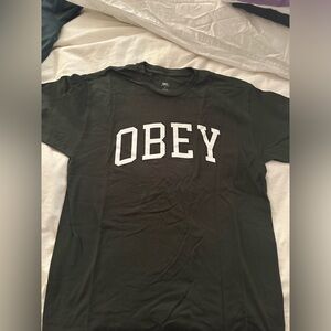 obey forest green tshirt// men’s L// fits women’s M-L-XL// barely worn